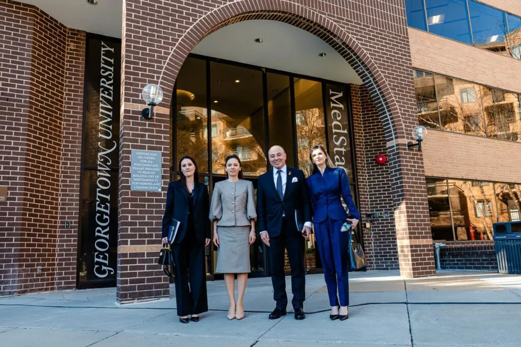 Bijuteriile Mirabelei Grădinaru. Poartă aceleași accesorii de când a devenit parteneră de președinte, iar semnificația lor e una puternică