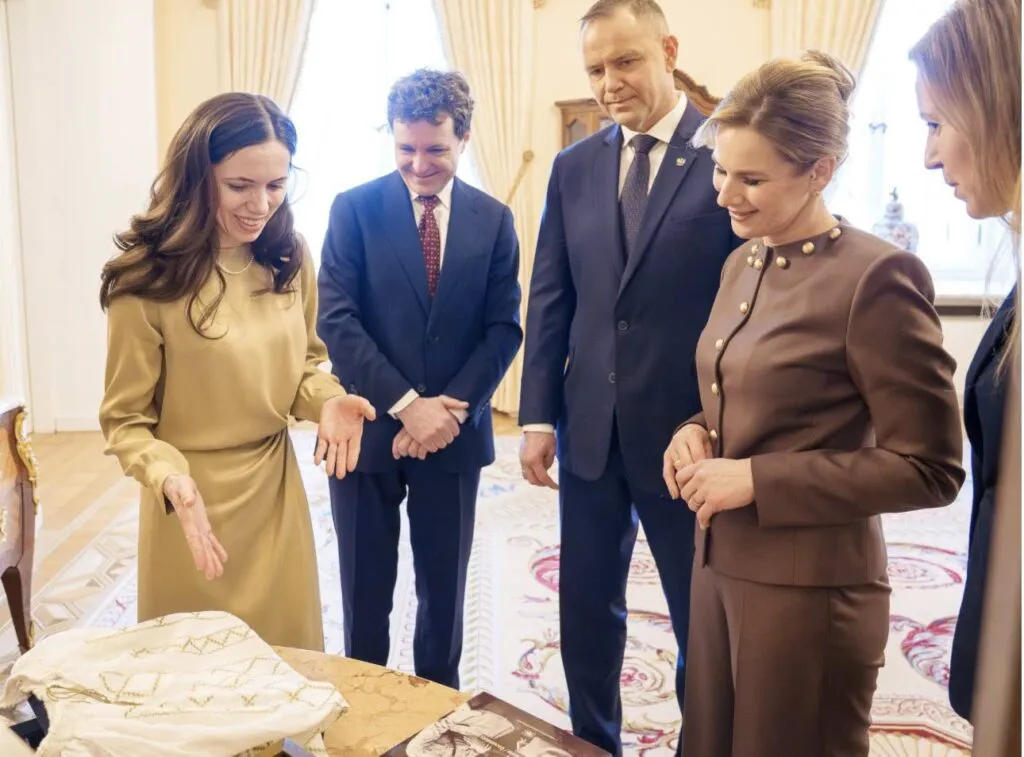 Bijuteriile Mirabelei Grădinaru. Poartă aceleași accesorii de când a devenit parteneră de președinte, iar semnificația lor e una puternică