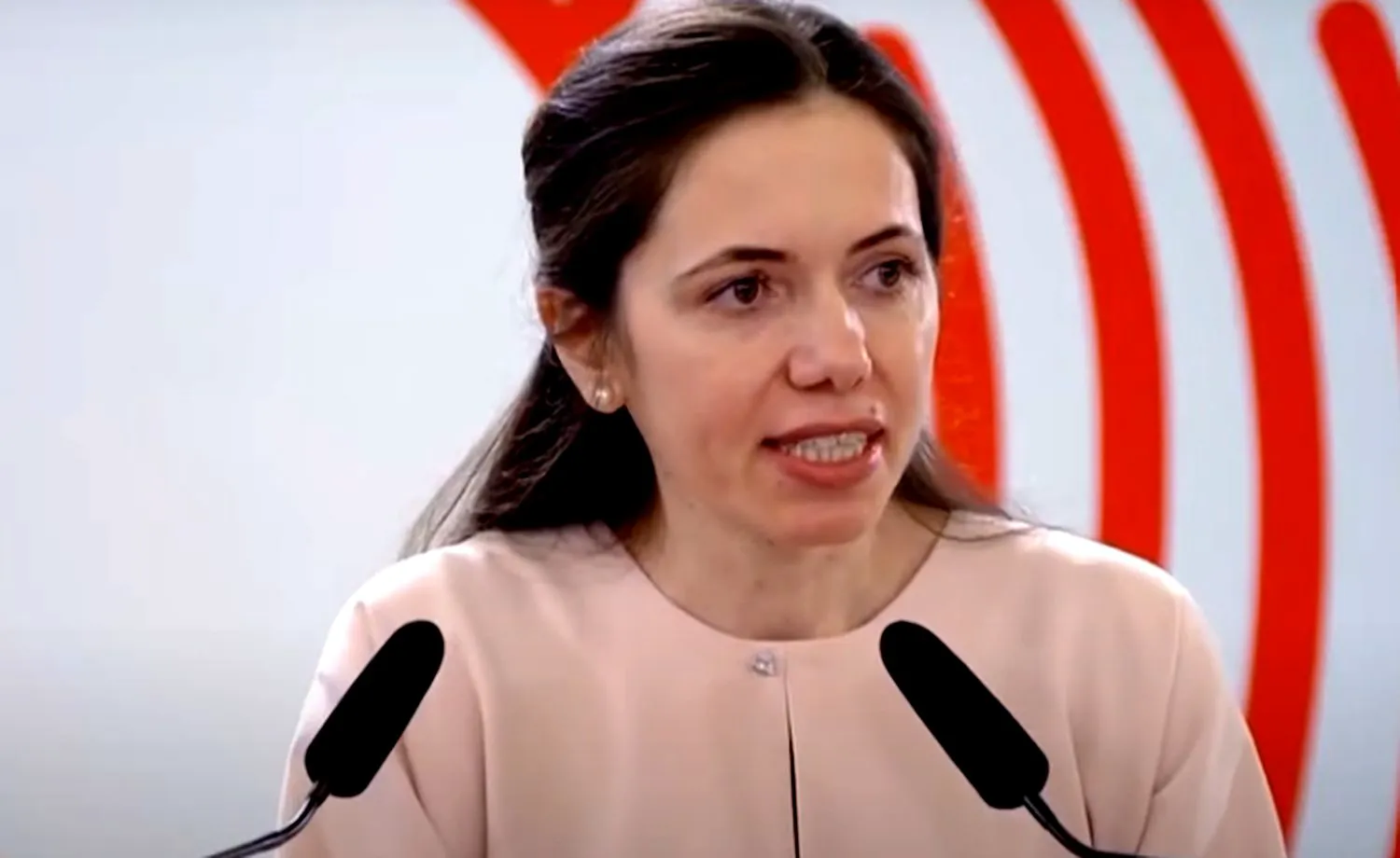 Ion Cristoiu spune cine ar putea să o eclipseze pe Prima Doamnă a României în America. În casa lui Nicușor Dan cântă cocoșul sau găina?