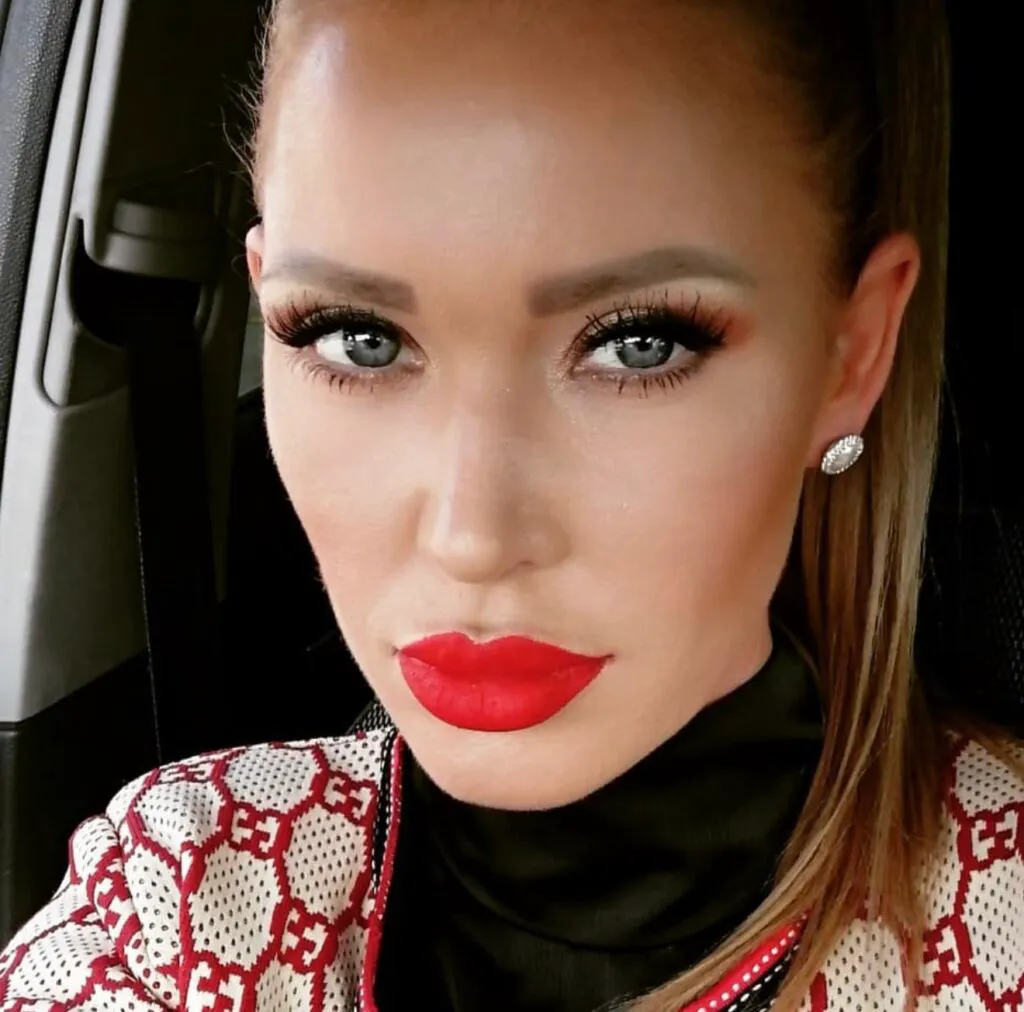 Bianca Drăgușanu și sora ei au ajuns aproape gemene cu ajutorul operațiilor estetice. Abia dacă le mai deosebești – Foto