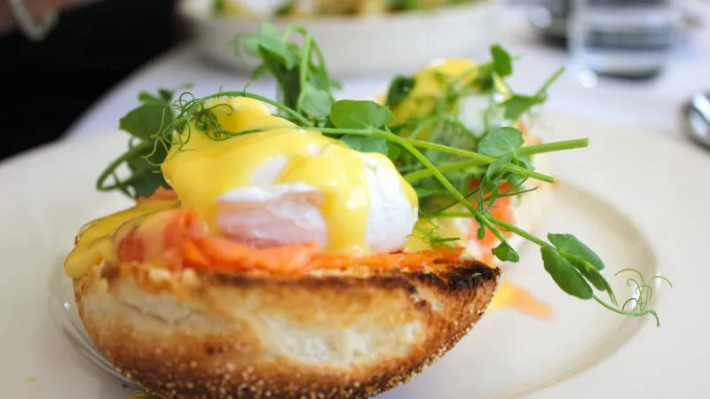 Rețete de ouă Benedict: micul-dejun inventat ca leac împotriva mahmurelii