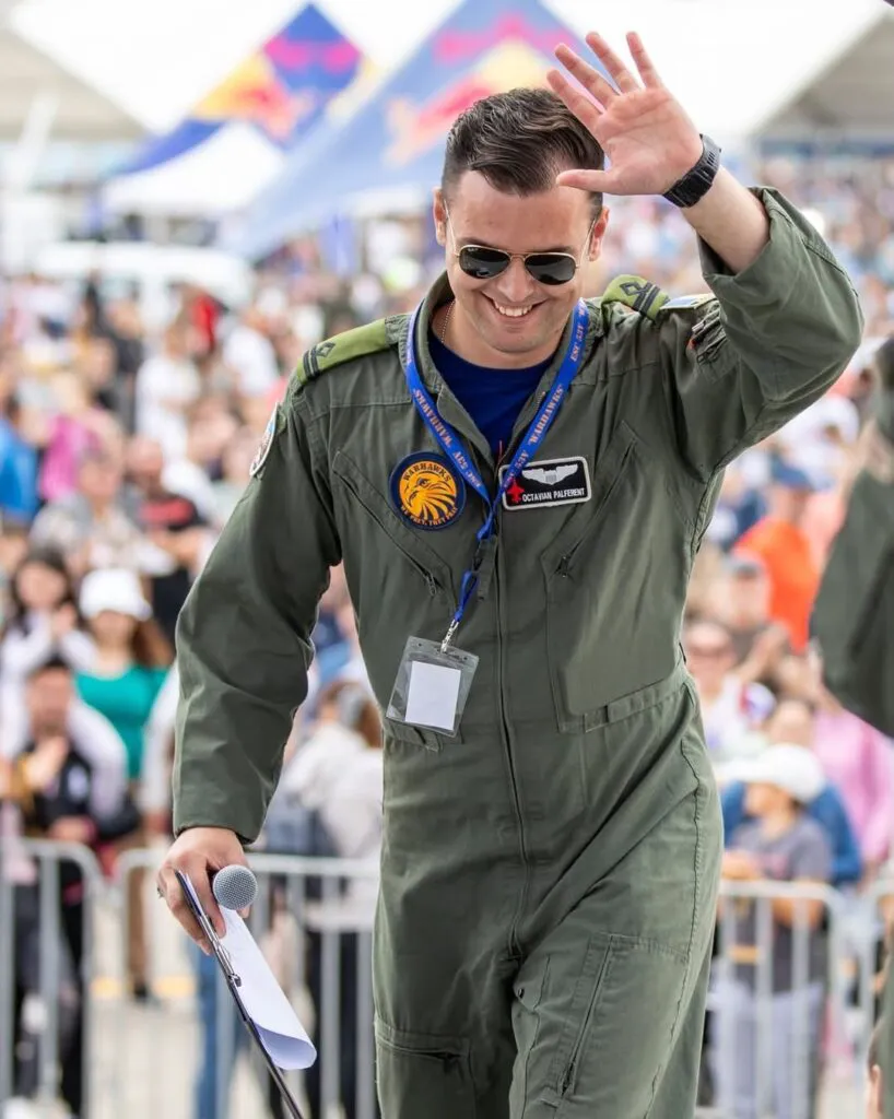 Pilotul de supersonice care a murit salvând un câine făcea parte din elita mondială a aviației. Și-a povestit viața în fața camerelor de filmat – Video