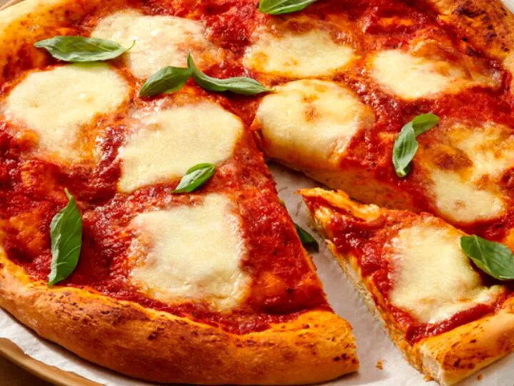 Bancuri. Cât costă o pizza? 30 de lei, dar fetelor frumoase Ie facem reducere. E genial ce urmează