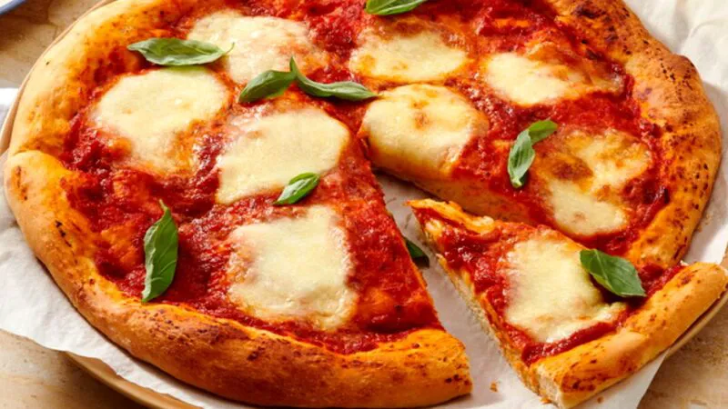 Bancuri. Cât costă o pizza? 30 de lei, dar fetelor frumoase Ie facem reducere. E genial ce urmează