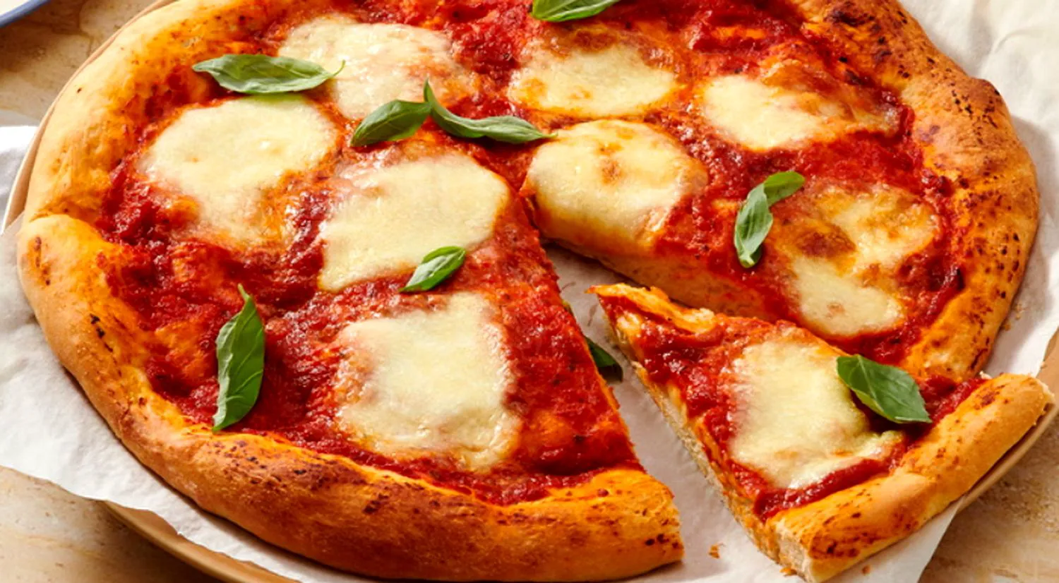 Bancuri. Cât costă o pizza? 30 de lei, dar fetelor frumoase Ie facem reducere. E genial ce urmează