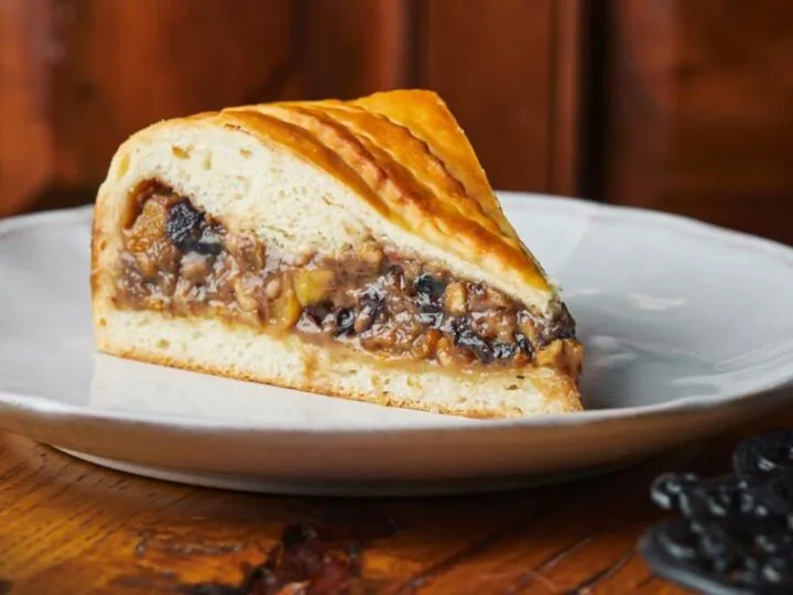 Plăcintă cu fructe uscate și halva. O rețetă tradițională rusească pentru Postul Paștelui