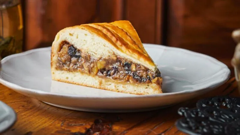 Plăcintă cu fructe uscate și halva. O rețetă tradițională rusească pentru Postul Paștelui