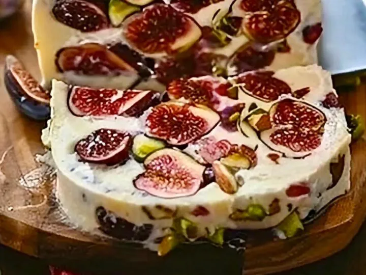 Ruladă mediteraneană cu brânză și fructe – rețetă delicioasă de aperitiv