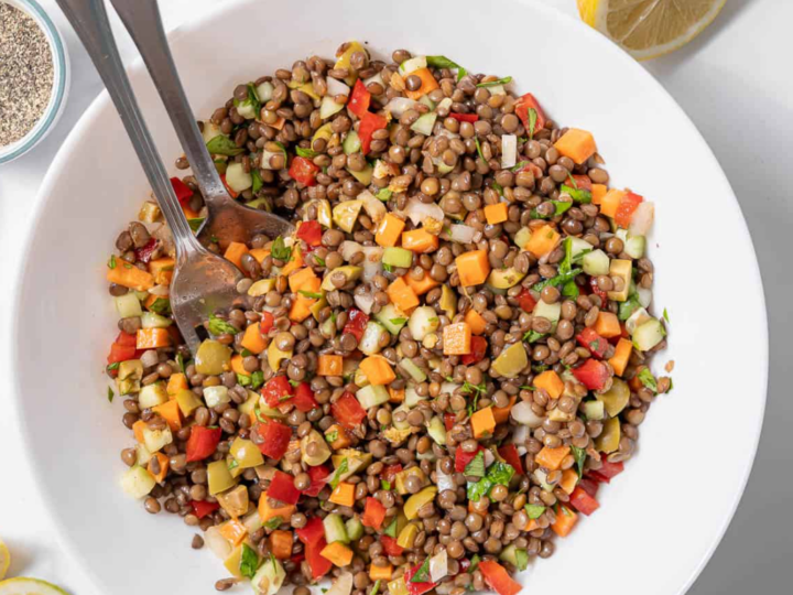 Salată spaniolă de linte pentru Postul Paștelui. Rețeta proaspătă, savuroasă și plină de vitamine