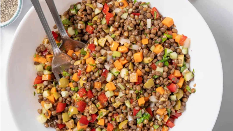 Salată spaniolă de linte pentru Postul Paștelui. Rețeta proaspătă, savuroasă și plină de vitamine