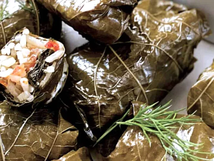 Sarmale grecești în frunze de viță pentru Postul Paștelui, o delicatesă. Rețeta nu trebuie ratată