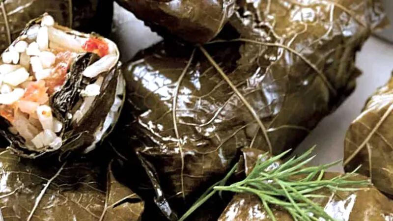 Sarmale grecești în frunze de viță pentru Postul Paștelui, o delicatesă. Rețeta nu trebuie ratată