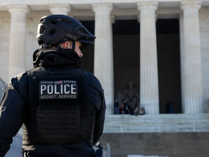 Serviciul Secret al SUA îl plânge pe K-9 Diko după o breșă în perimetrul Casei Albe. Paznicul a căzut la datorie