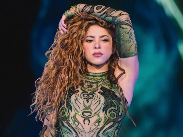 Shakira confirmă relația cu actorul din „Emily in Paris”. Diferența de vârstă stârnește reacții