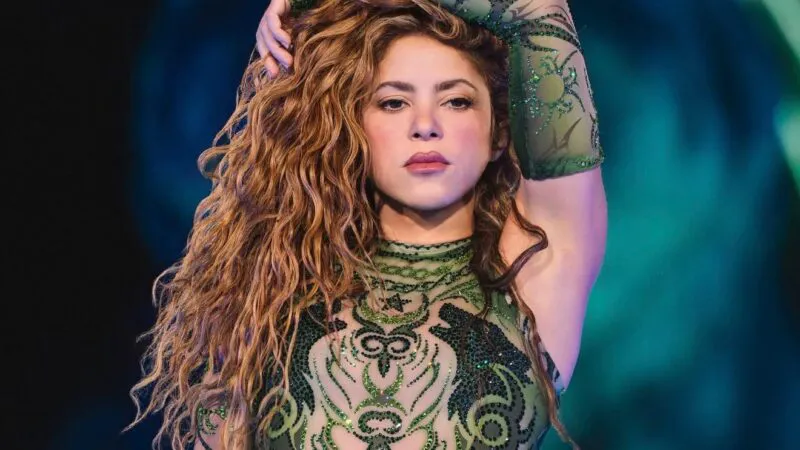 Shakira confirmă relația cu actorul din „Emily in Paris”. Diferența de vârstă stârnește reacții