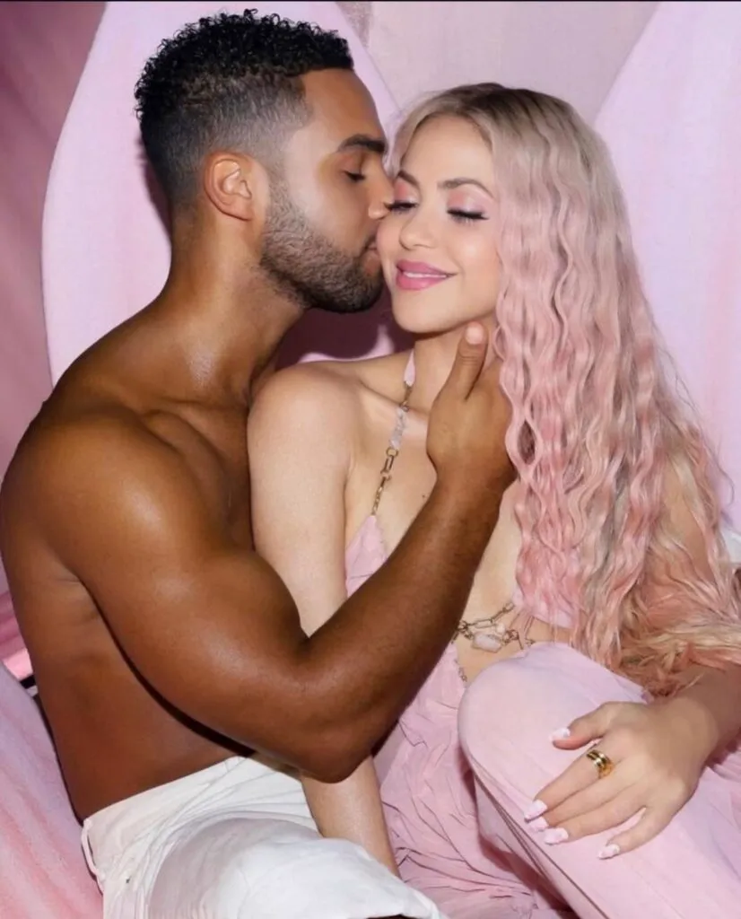 Shakira confirmă relația cu actorul din „Emily in Paris”. Diferența de vârstă stârnește reacții 4 Shakira confirmă relația cu actorul din „Emily in Paris”. Diferența de vârstă stârnește reacții