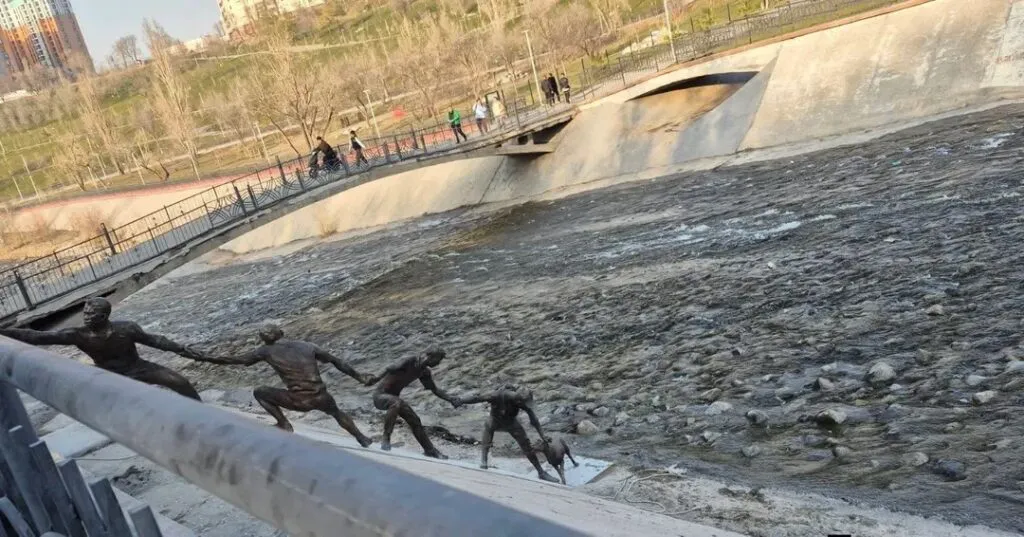 Pilotul de supersonice care a murit salvând un câine de la înec, omagiat, alături de alți eroi din întreaga lume. Statuia ridicată în cinstea lor e teribil de emoționantă