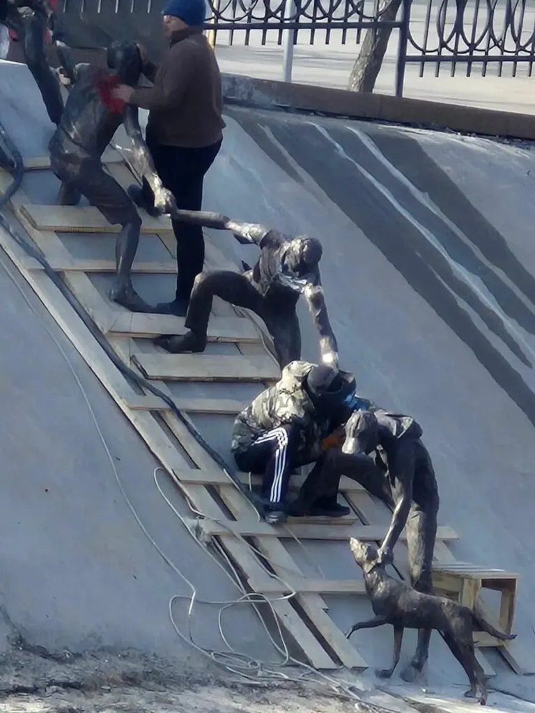 Pilotul de supersonice care a murit salvând un câine de la înec, omagiat, alături de alți eroi din întreaga lume. Statuia ridicată în cinstea lor e teribil de emoționantă