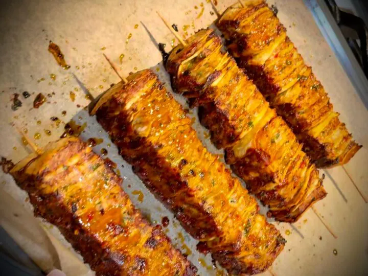 Rețeta virală de frigărui tortilla kebab. Glazură de unt și roșii e o nebunie