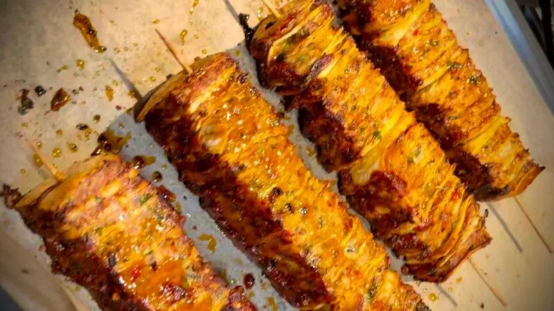 Rețeta virală de frigărui tortilla kebab. Glazură de unt și roșii e o nebunie