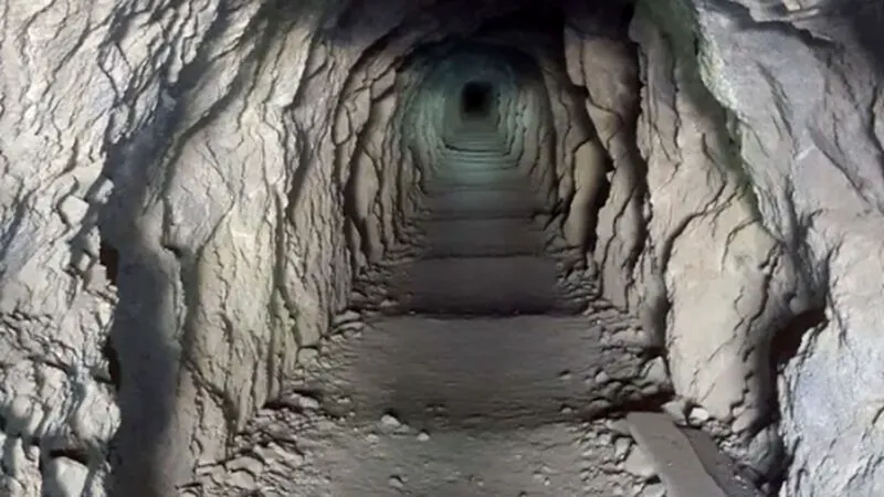 Tuneluri subterane care ar lega Arizona de California. Se crede că au fost construite de „oamenii stelelor”