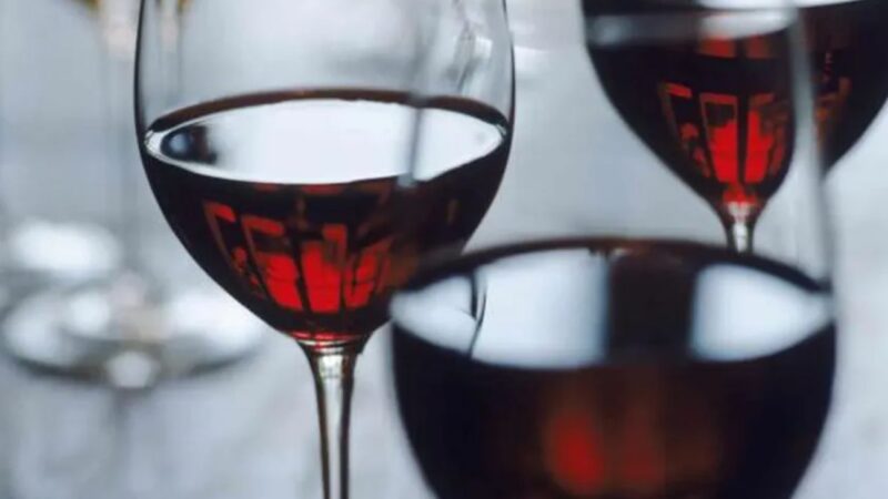 Bancuri. Pe 9 martie, doi prieteni se întâlnesc, iar unul era beat criță. Ghiciți de ce s-a îmbătat bărbatul?