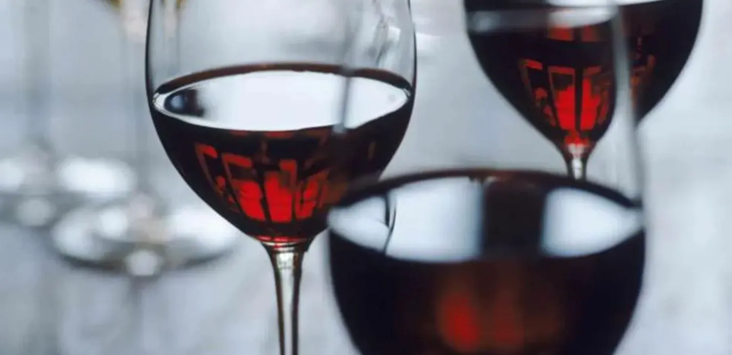 Bancuri. Pe 9 martie, doi prieteni se întâlnesc, iar unul era beat criță. Ghiciți de ce s-a îmbătat bărbatul?