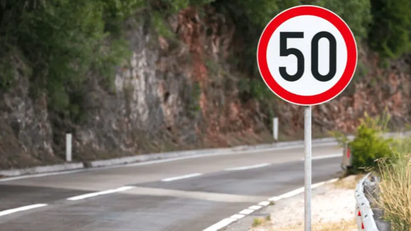 Poliția Română i-a dat o lecție șoferului care a transformat autostrada în pistă de Formula 1. A greșit, acum plătește