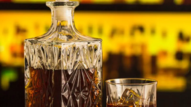 Bancuri. Bulă intră într-un bar şi se aşează la masă: Chelner, 10 whisky…