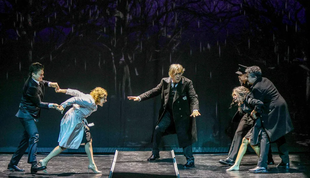 Scenă din piesa Mary Stuart. Foto Florin Ghioca