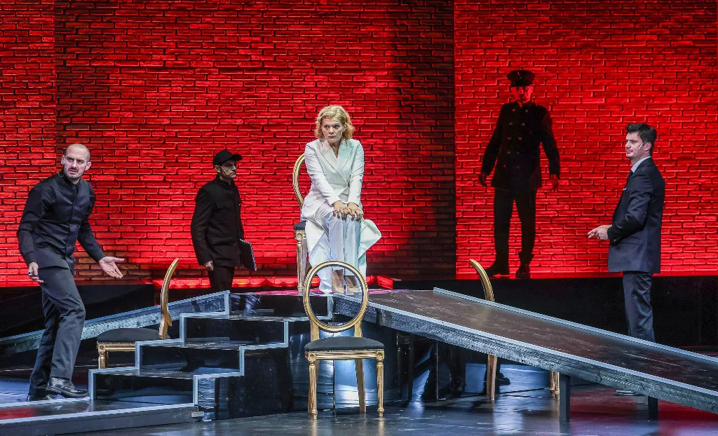 Mary Stuart, scenă din spectacolul pus în scenă de regizorul Andrei Șerban. Foto Florin Ghioca