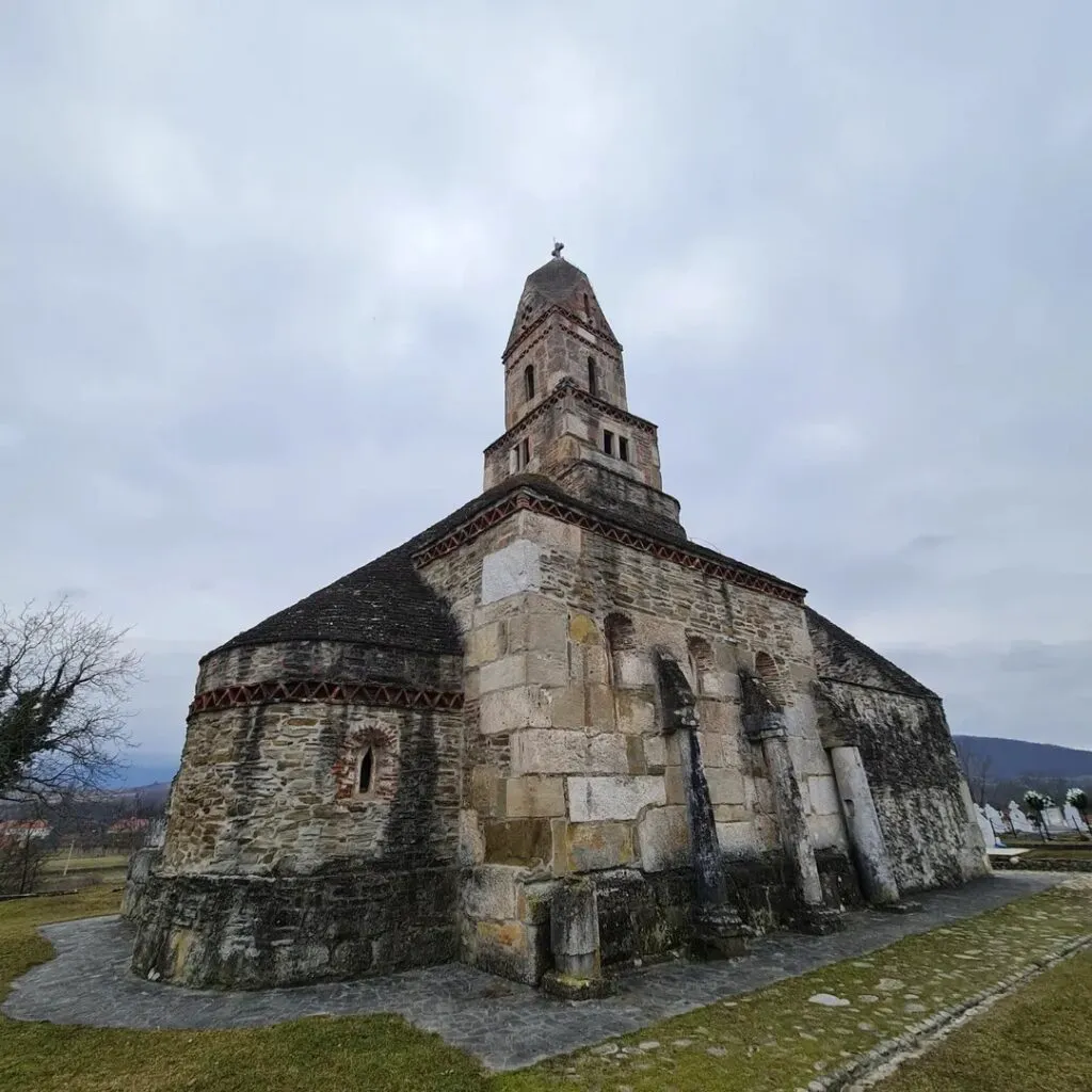 Cea mai veche biserică funcțională din România: povestea fascinantă de la Densuș