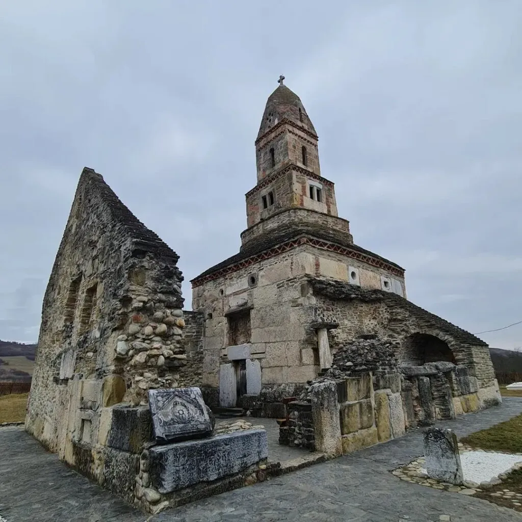 Cea mai veche biserică funcțională din România: povestea fascinantă de la Densuș
