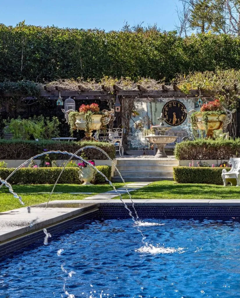 Casa lui Ozzy Osbourne7