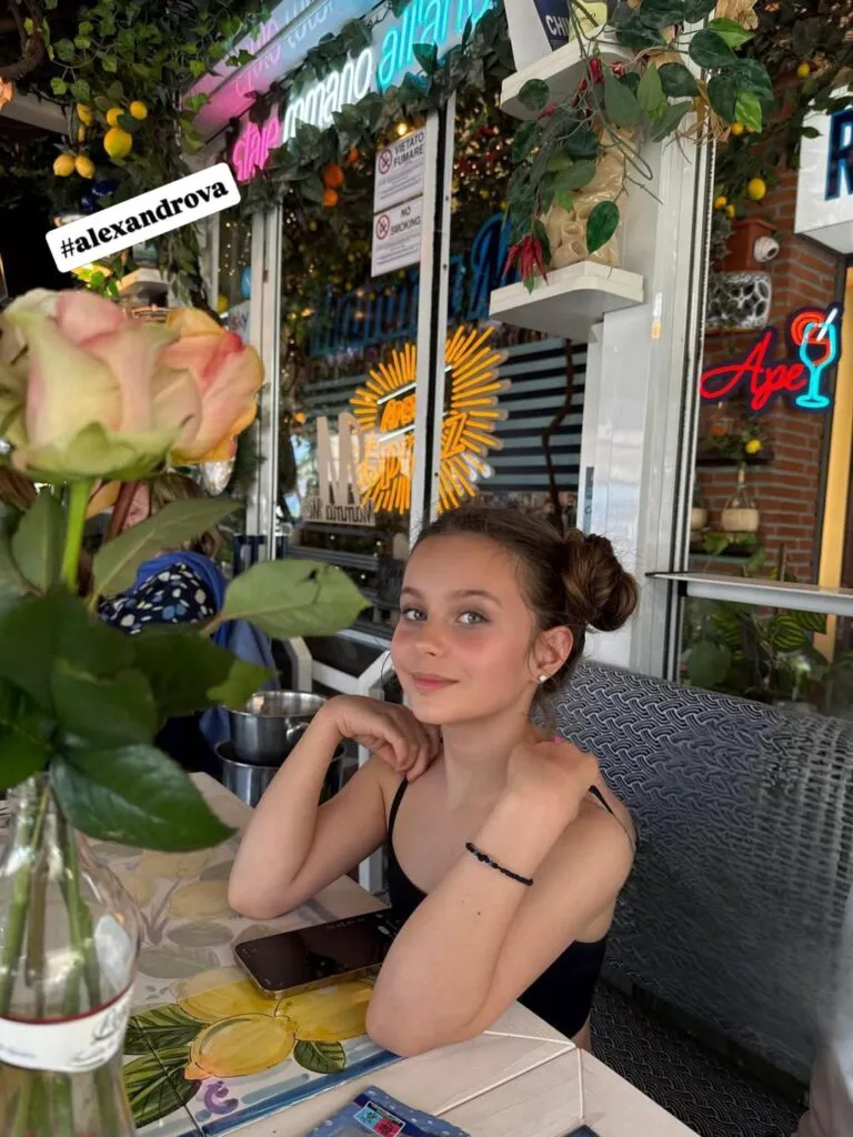 O fotografie cu fetița Elenei Udrea a devenit virală pe internet. Eva a primit peste 13.000 de like-uri, iar comentariile curg 2 O fotografie cu fetița Elenei Udrea a devenit virală pe internet. Eva a primit peste 13.000 de like-uri, iar comentariile curg