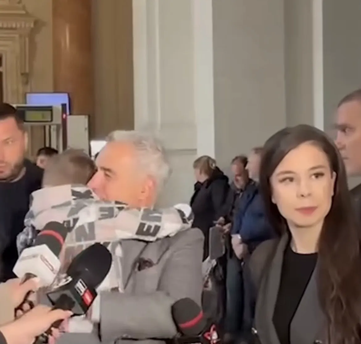 Gest emoționant pe care Călin Georgescu l-a făcut când a ajuns la Curtea de Apel. O femeie a început să plângă