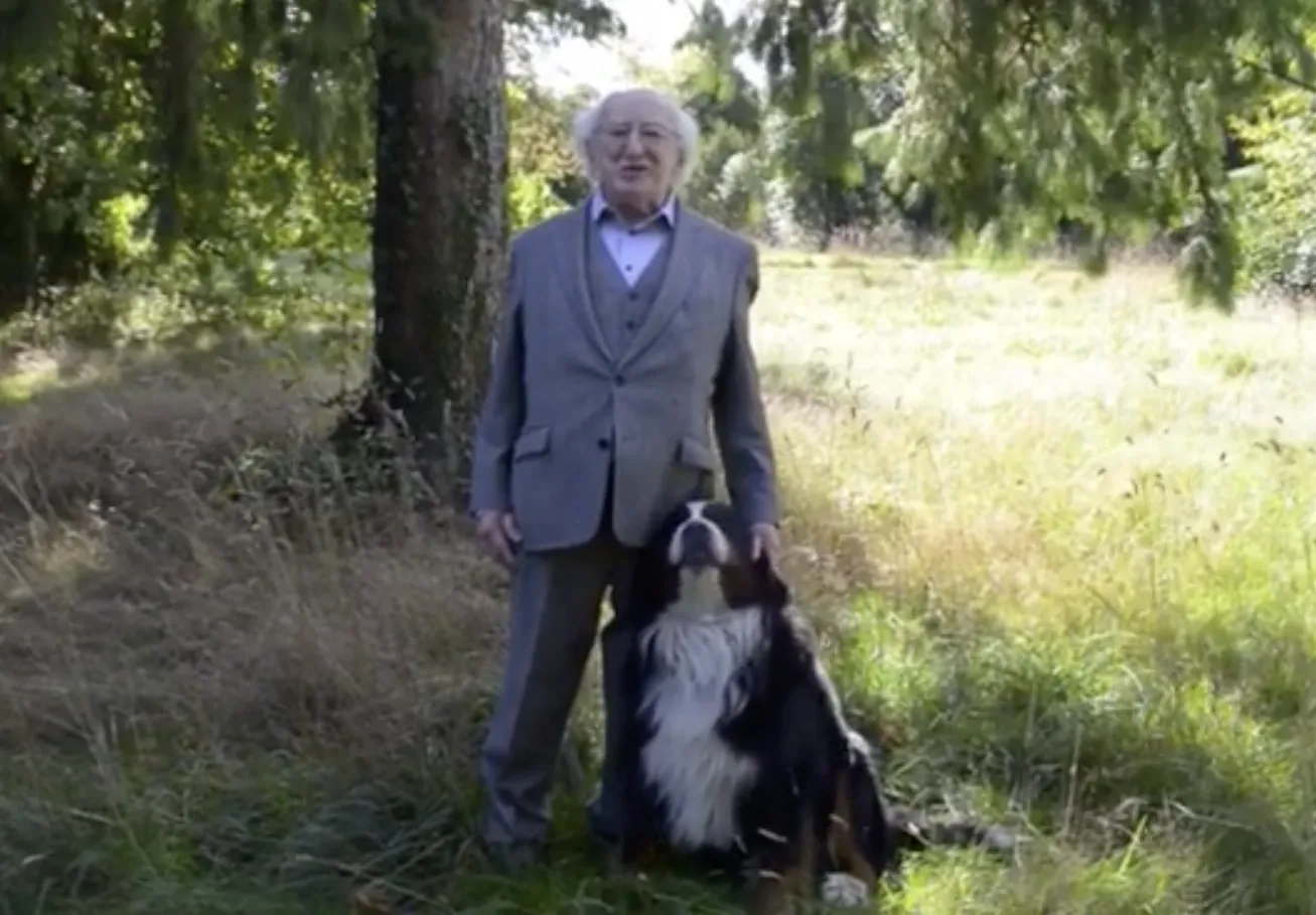 Michael D. Higgins alături de câinele său, Bród (foto: Instagram)