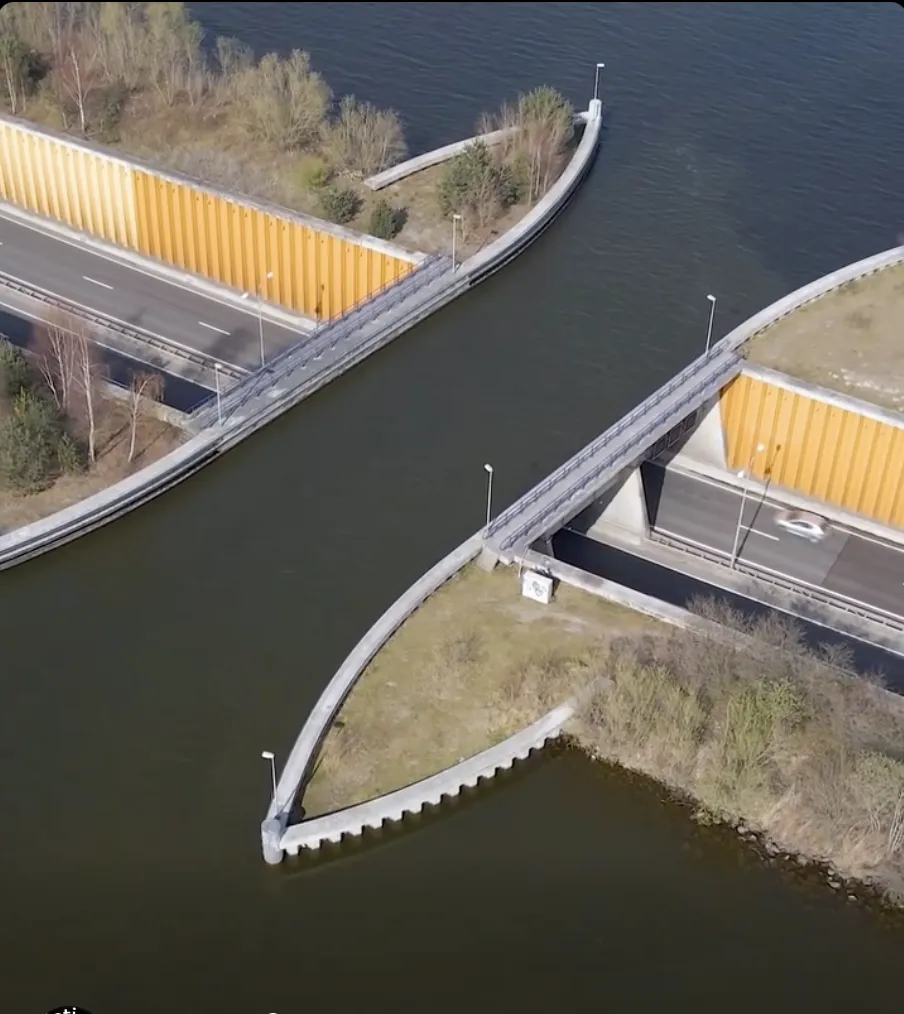 Canal de apă peste drum în Olanda: bărcile plutesc deasupra mașinilor într-un spectacol uimitor 4 Canal de apă peste drum în Olanda: bărcile plutesc deasupra mașinilor într-un spectacol uimitor