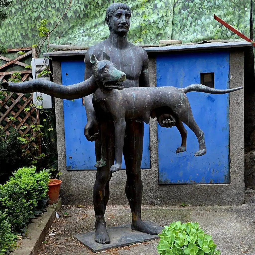 A fost descoperită controversata statuie cu Traian și Lupoaica, dispărută din fața Muzeului de Istorie