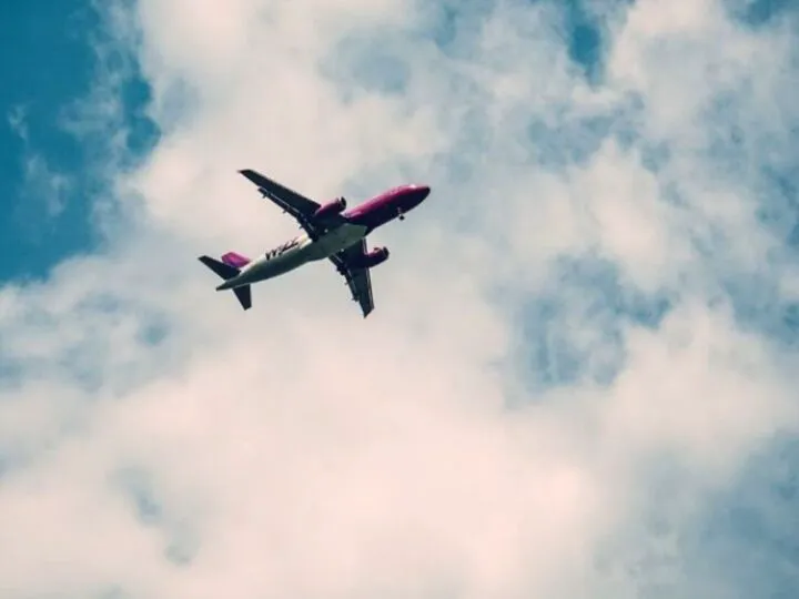 Bancuri. În avion, călătorul îi face ochi dulci stewardesei. La un moment dat ii spune…