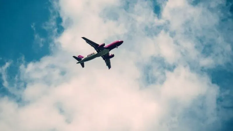 Bancuri. În avion, călătorul îi face ochi dulci stewardesei. La un moment dat ii spune…