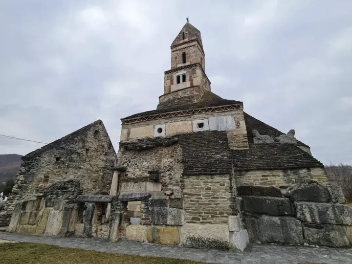 Cea mai veche biserică funcțională din România: povestea fascinantă de la Densuș