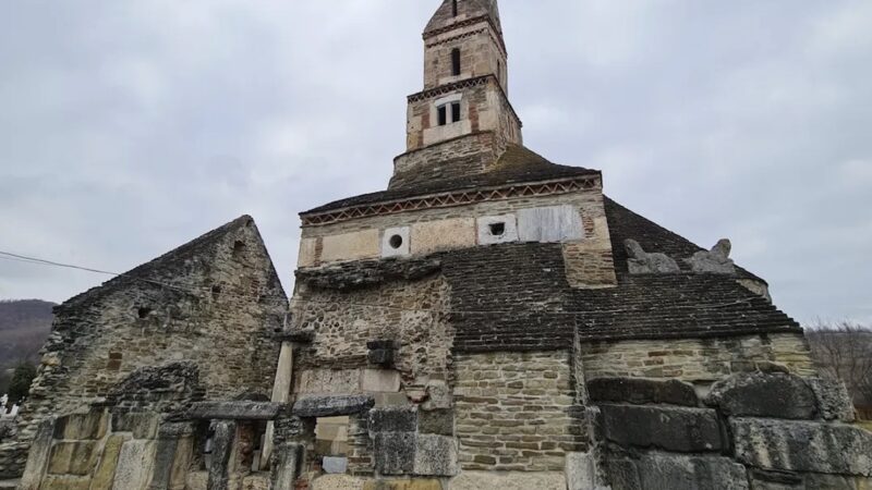 Cea mai veche biserică funcțională din România: povestea fascinantă de la Densuș