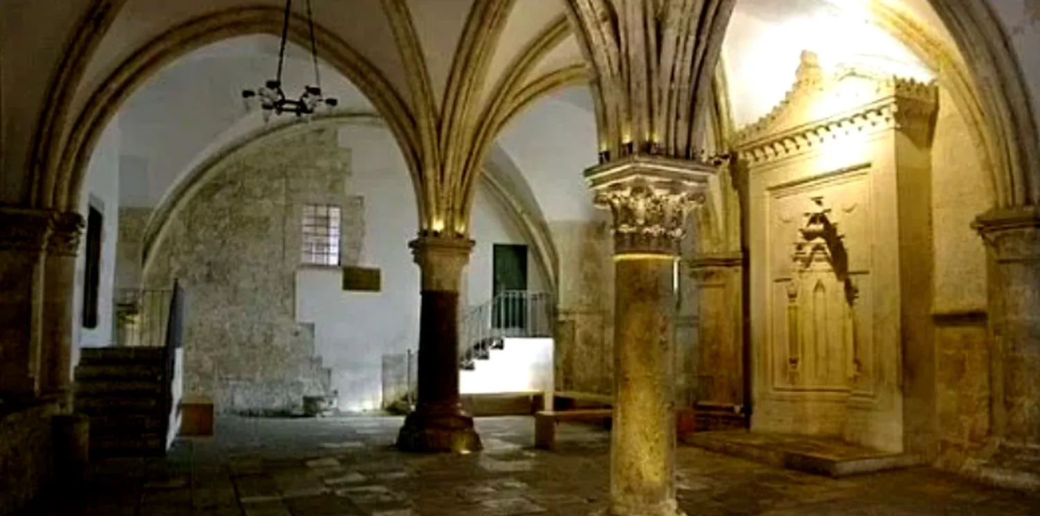 Clădirea unde Iisus a luat Cina cea de taină cu Apostolii săi se află și acum în Ierusalim. Mântuitorul a stat în „camera de sus” 2 Clădirea unde Iisus a luat Cina cea de taină cu Apostolii săi se află și acum în Ierusalim. Mântuitorul a stat în „camera de sus”