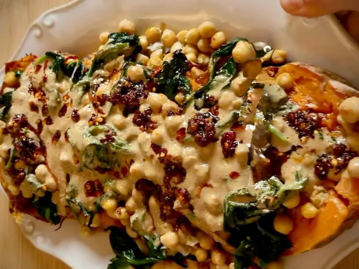 Cartofi dulci copți cu năut și sos – rețetă simplă, sănătoasă și sățioasă