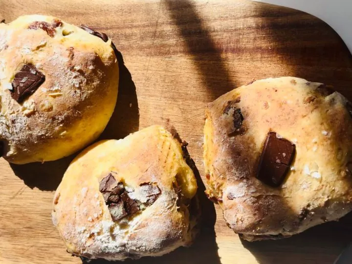 Brioșe pufoase cu brânză, curmale și ciocolată – desert rapid și sănătos
