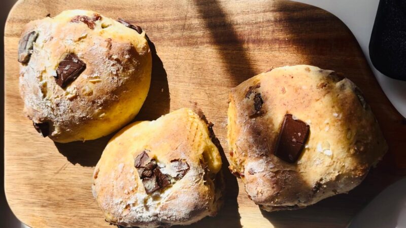 Brioșe pufoase cu brânză, curmale și ciocolată – desert rapid și sănătos