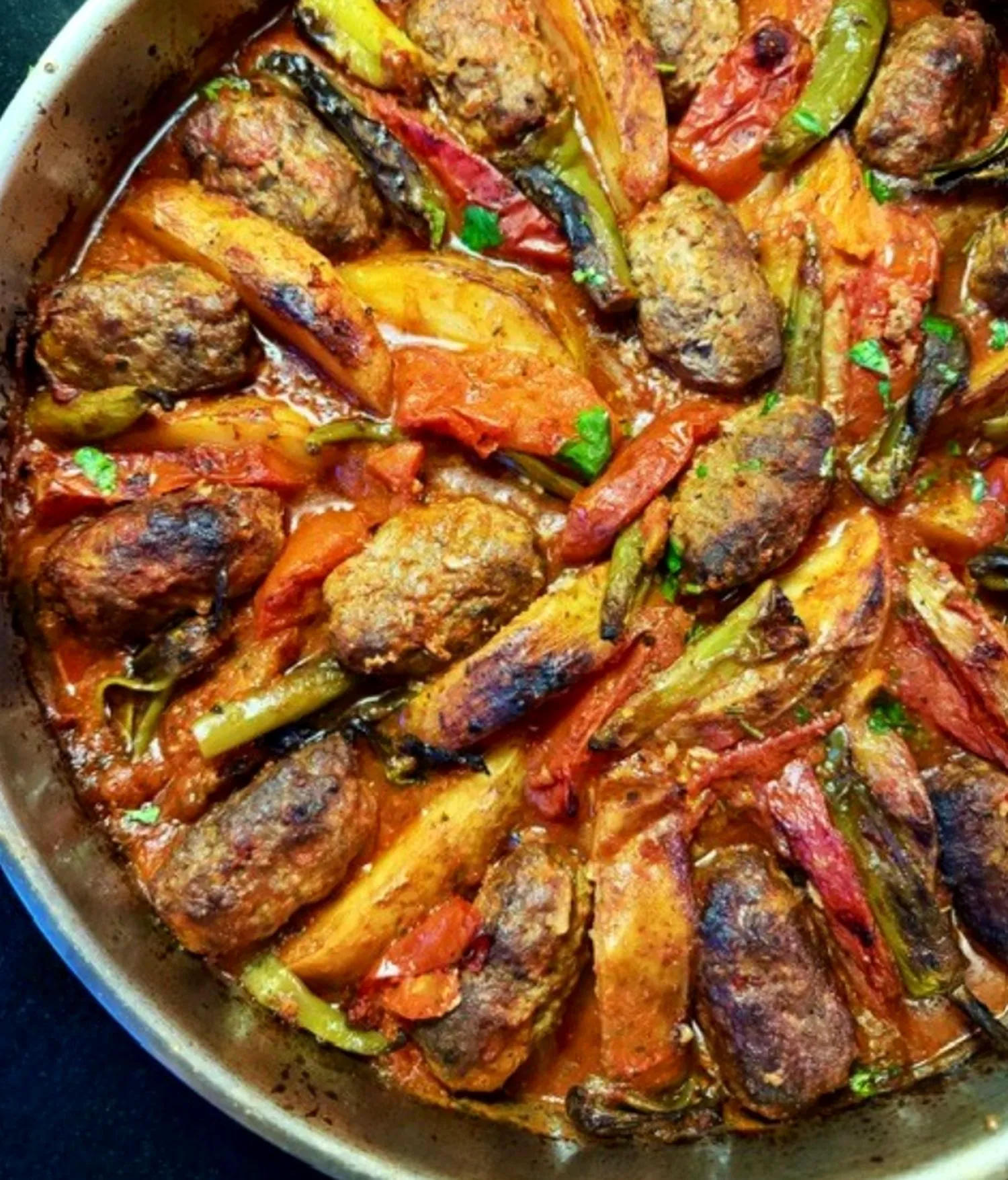 Chiftele turcești cu cartofi, roșii și ardei. Rețeta o să vă meargă la suflet