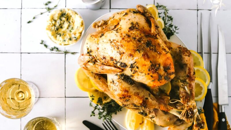 Curcan la cuptor cu unt, ierburi și lămâie, delicatesa de pe masa de Paște. Rețeta o să vă meargă la suflet