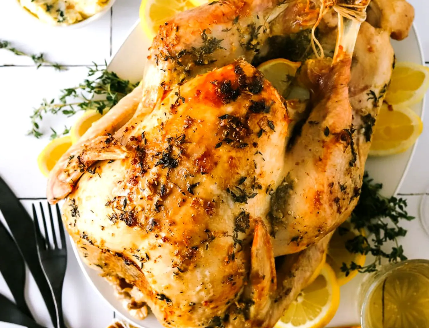 Curcan la cuptor cu unt, ierburi și lămâie, delicatesa de pe masa de Paște. Rețeta o să vă meargă la suflet